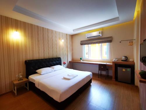 巴吞他尼三树酒店的酒店客房设有床和窗户。