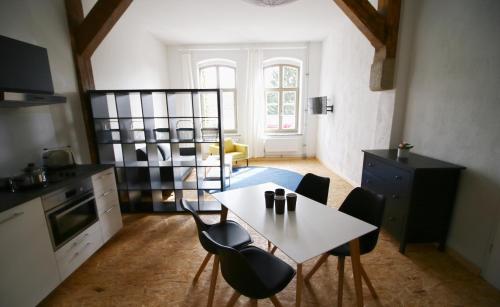 施特拉尔松德Nr9Marinehafen - Ferienwohnungen的一间厨房,里面配有桌椅
