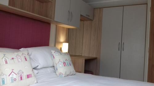 纽基Porth Retreat at Newquay Bay Resort的一间卧室配有带白色床单和枕头的床。