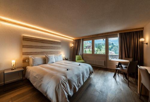 翁根Hotel Maya Caprice的一间设有大床和窗户的酒店客房