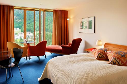 蓬特雷西纳蓬特雷西纳萨拉兹酒店的酒店客房带一张床、一张桌子和椅子