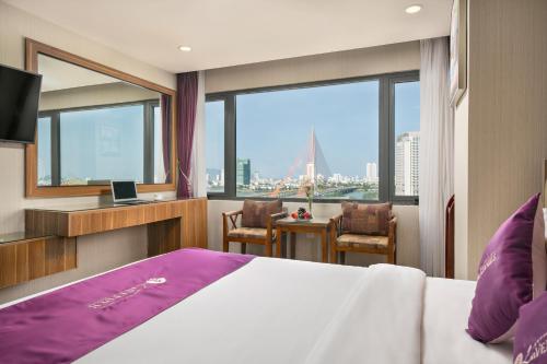 岘港Lavender Riverside Hotel的酒店客房享有城市美景,配有一张床。