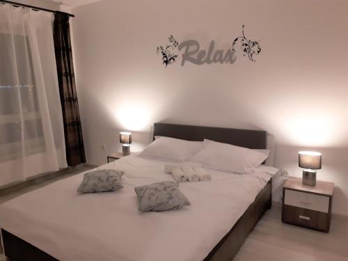 布拉索夫Apartment Altipiani Panoramic的卧室配有白色的床和2个枕头