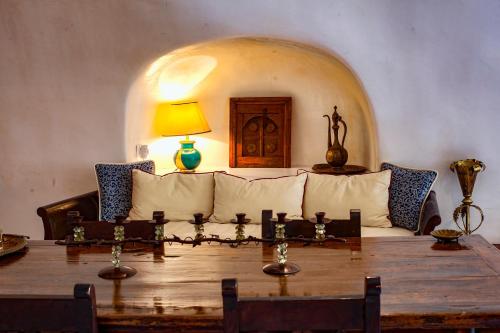 伊亚Heliophos Boutique Caves的客厅配有沙发和桌子