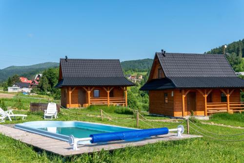 克罗奇琴科Chatki Niwki u Zbója的小木屋前的游泳池