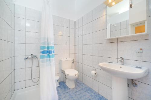 斯卡拉伯塔麦斯Hotel Anna的白色的浴室设有卫生间和水槽。