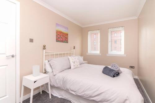 格拉斯哥Ground Floor West End /City Centre / Rockvilla flat & Parking的卧室配有白色的床和窗户。