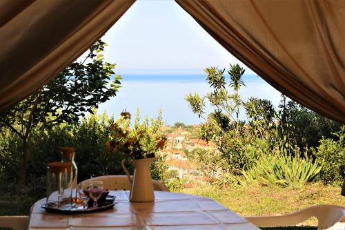 阿谢亚Antico Portale的帐篷内的桌子,享有海景