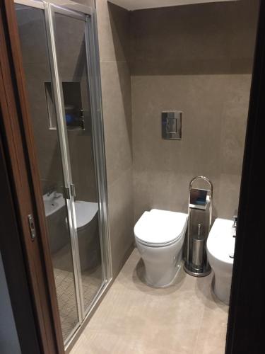 那不勒斯“A piazzetta”的一间带卫生间和玻璃淋浴间的浴室