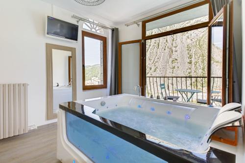 锡斯特龙德拉城堡酒店的窗户客房内的大浴缸