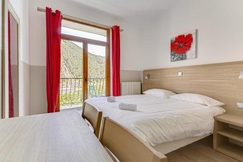 锡斯特龙德拉城堡酒店的一间卧室设有一张床和一个大窗户