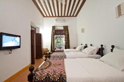 帕纳吉阿伯里格博特略旅馆的一间卧室配有两张床和一台平面电视