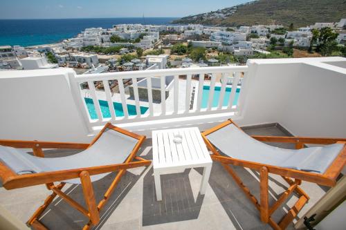 普拉迪斯亚罗斯The George Hotel Mykonos的阳台配有2把椅子和桌子