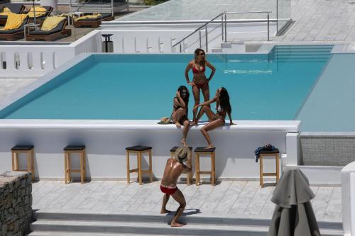 普拉迪斯亚罗斯The George Hotel Mykonos的一群站在游泳池边的女人
