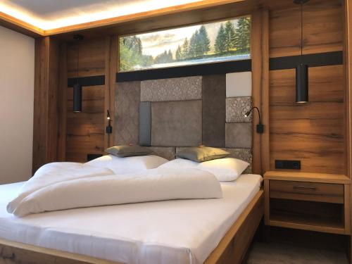 豪尔兹高阿尔盆佩尔酒店的一间卧室设有两张床和窗户。