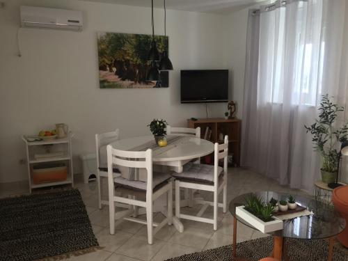 奥利布岛Apartment Milin的客厅配有白色的桌子和椅子