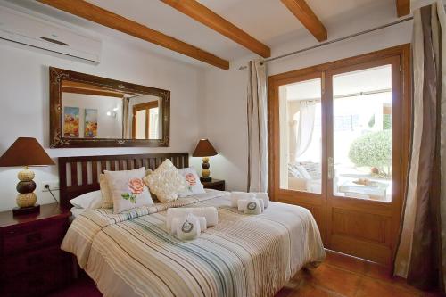阿尔库迪亚Villa Catalina Polit的一间卧室配有一张床,上面有两条毛巾