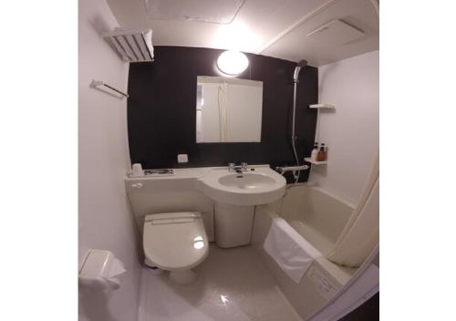 KidoFutaba-gun - Hotel / Vacation STAY 33556的一间带卫生间、水槽和镜子的浴室