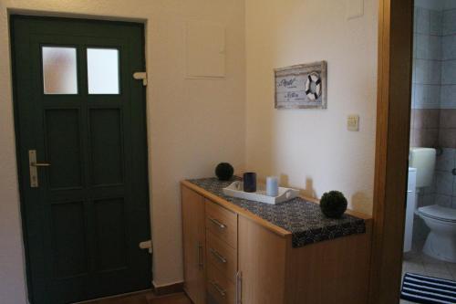 内里吉恩Apartment Lilly的浴室设有黑色门和卫生间。