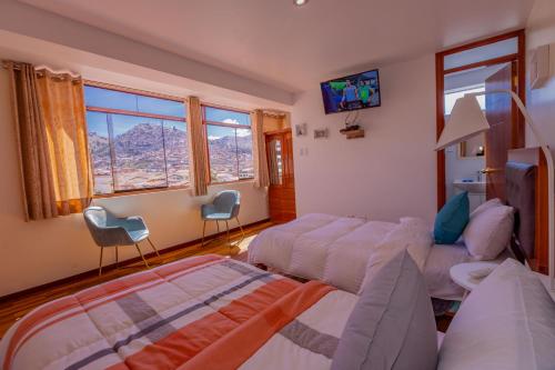 库斯科Cozy Room Cusco的一间卧室配有一张床、一张沙发和一台电视。