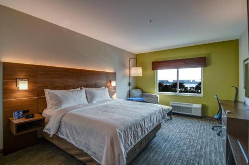 沃尔顿堡滩Holiday Inn Express - Fort Walton Beach Central, an IHG Hotel的一间设有大床和窗户的酒店客房