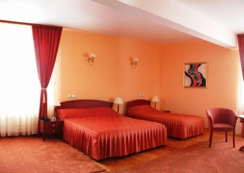 拉姆尼库沃尔恰玛利亚酒店的酒店客房,配有两张床和椅子