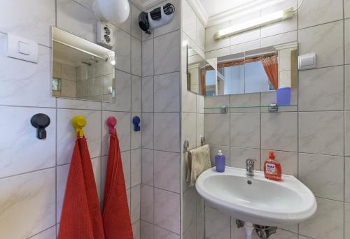 布达佩斯LEM Suburban Apartment的白色的浴室设有水槽和镜子