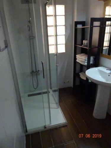阿桂拉斯卡洛斯三世酒店的一间带玻璃淋浴和水槽的浴室