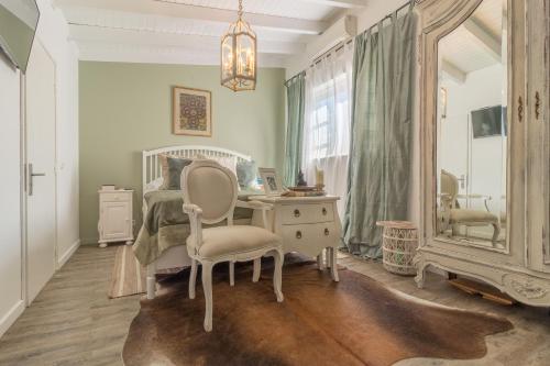 阿尔曼萨Farm of Dreams Algarve的一间卧室配有一张床、一张书桌和一面镜子