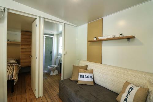 耶泽拉MOBIL HOMES MALUFI 266的小房间设有一张床和一间浴室