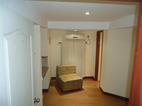 MercedesHostaling Guayaquil Trabajo的客厅配有椅子和淋浴