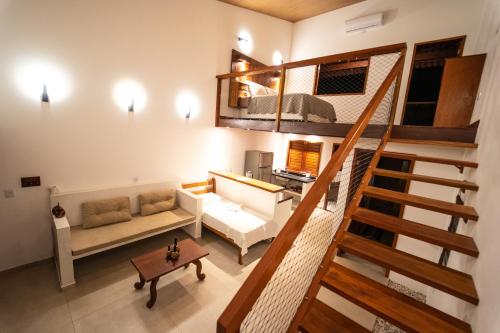 圣米格尔-杜戈斯托苏Vila Loop的一间带楼梯和沙发的客厅