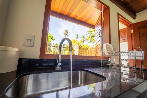 圣米格尔-杜戈斯托苏Vila Loop的厨房设有水槽和窗户。
