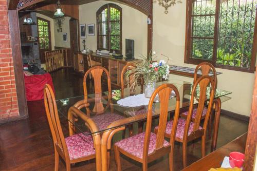 新弗里堡hostel MdeMarilia的一间带桌子和四把椅子的用餐室