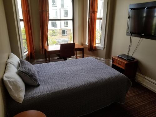 旧金山帕拉蒙特酒店的一间卧室配有一张床和一台平面电视
