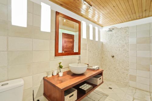 PoussabierVilla Senang Masari的一间带水槽和镜子的浴室