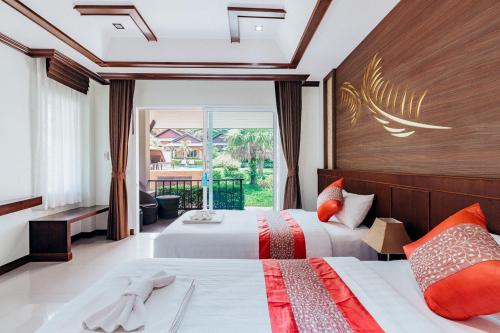 奥南海滩奥南棕榈基里度假村的酒店客房设有两张床和窗户。