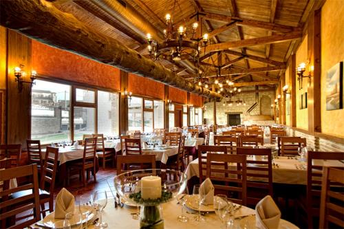 Herrera de ValdecañasVilla Ferrera Posada Rural的一间在房间内配有桌椅的餐厅