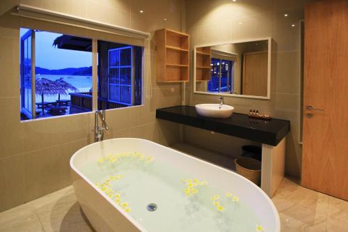 停泊岛布布度假村的带浴缸和盥洗盆的浴室