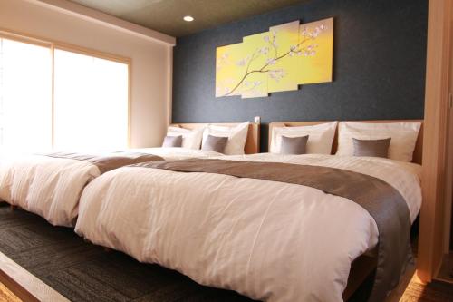 东京Sakura Stay Yoga 301的一间卧室配有两张带白色床单的床
