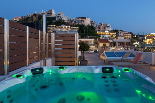 普拉塔尼亚斯Angels Suites的市景阳台的热水浴池