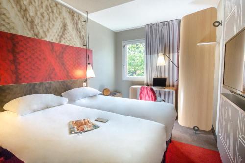 布里尼奥勒布里尼奥勒普罗旺斯韦尔特宜必思酒店的酒店客房设有两张床和窗户。