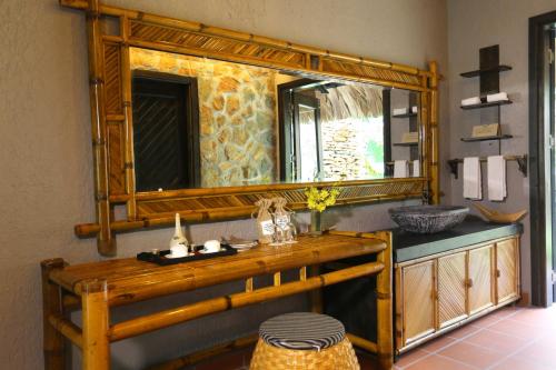 枚州县梅州生态酒店的浴室的墙上设有大镜子