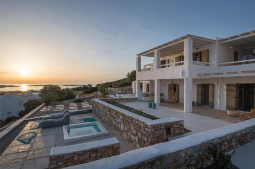 普恩达Ciel Villas Paros的一座别墅,设有游泳池和日落美景