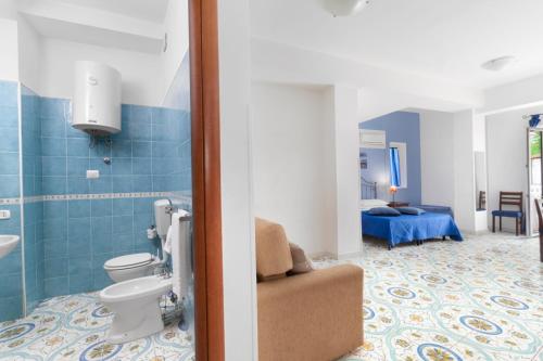索伦托Sorrento Marida Rooms的一间带卫生间的浴室和一间带卧室的房间