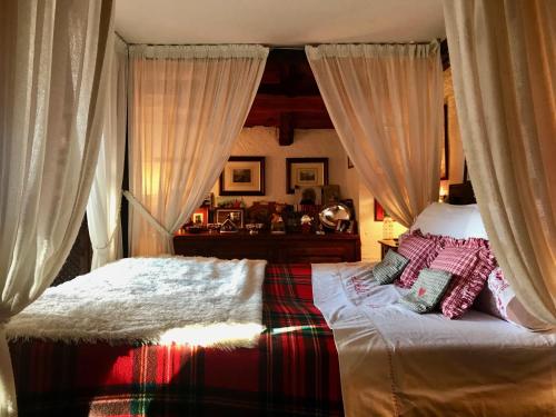 Sauze di CesanaCasa Sestrieres Chalet Vialattea的一间卧室配有床和窗帘