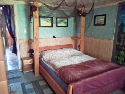 巴特Lütt Stuuv am Dorfanger的一间卧室配有一张带天蓬的床