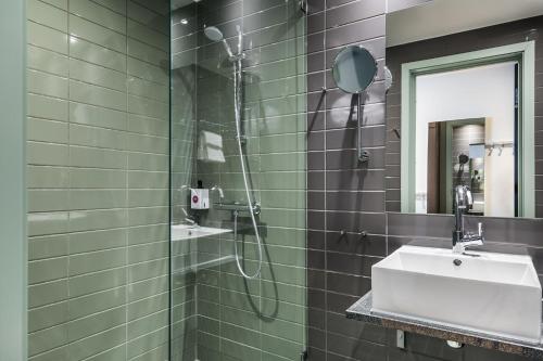 斯塔万格庞德品质酒店的带淋浴和盥洗盆的浴室