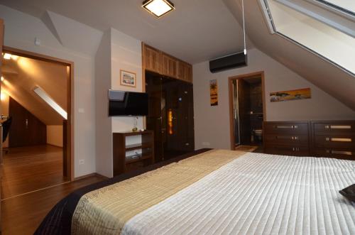 阿帕德桥公寓式酒店客房内的一张或多张床位