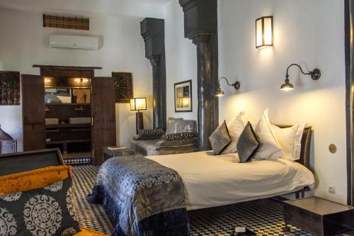 非斯拉劳斯赛酒店的一间卧室设有一张床和一间客厅。